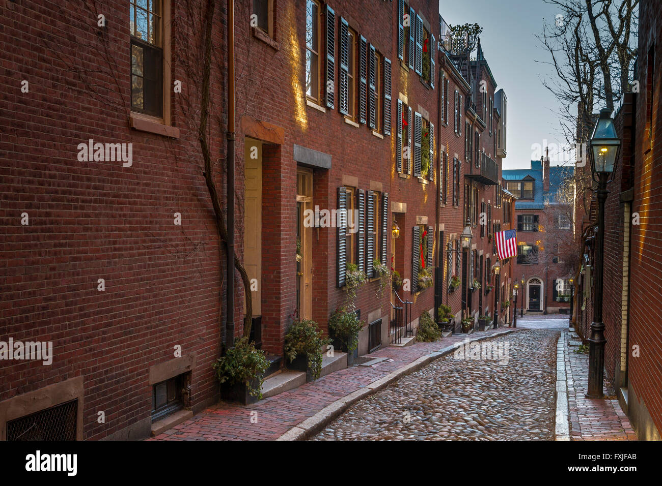 Acorn St im Beacon Hill Viertel von Boston, einer engen gepflasterten Straße mit historischen Molkhäusern, Boston, Massachusetts, USA Stockfoto