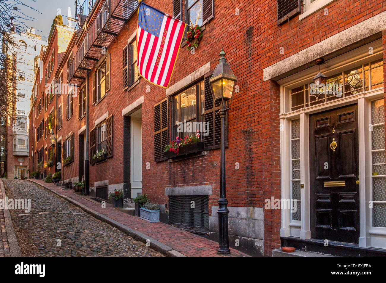 Acorn St im Beacon Hill Viertel von Boston, einer engen gepflasterten Straße mit historischen Molkhäusern, Boston, Massachusetts, USA Stockfoto