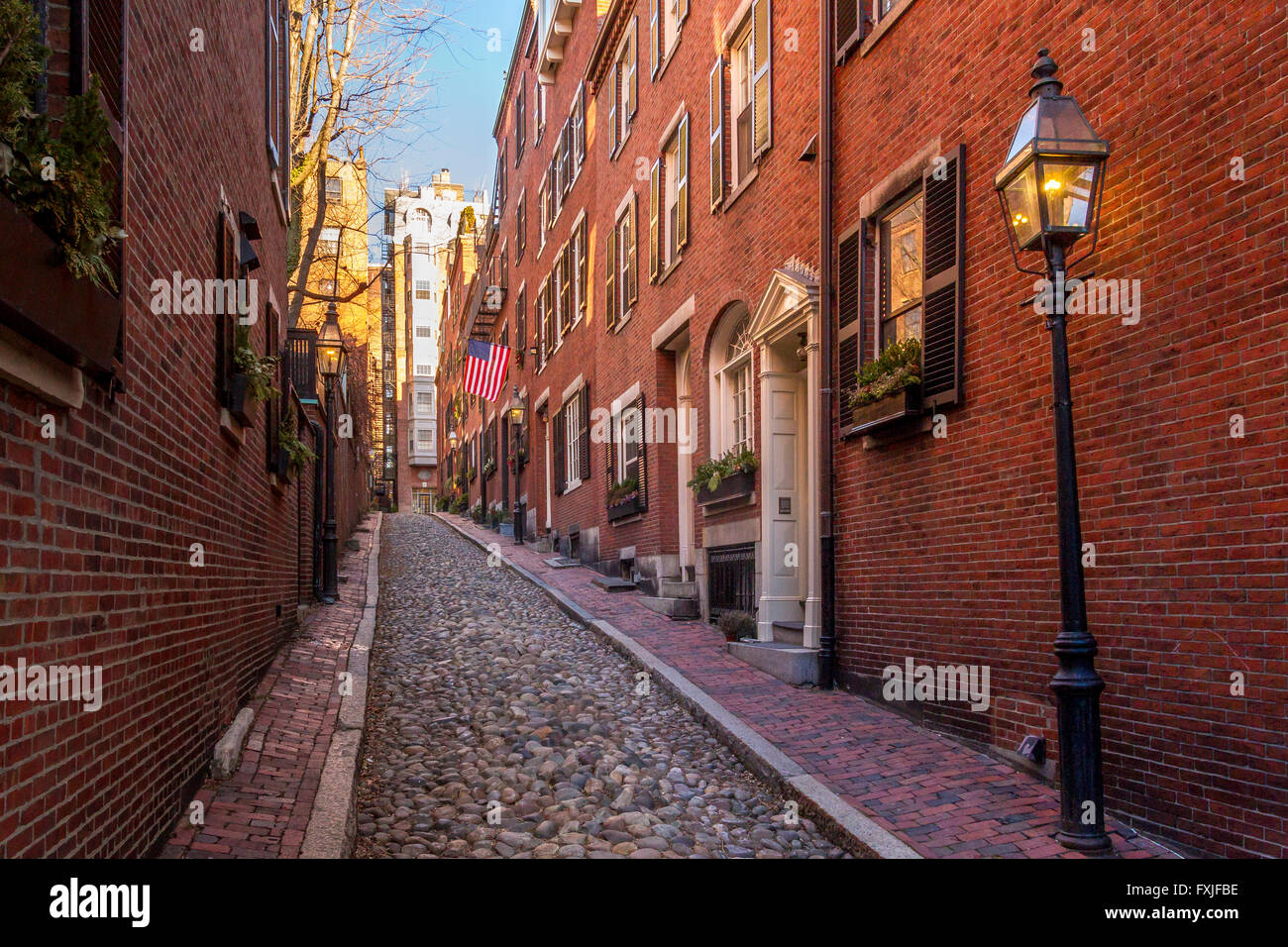 Acorn St im Beacon Hill Viertel von Boston, einer engen gepflasterten Straße mit historischen Molkhäusern, Boston, Massachusetts, USA Stockfoto