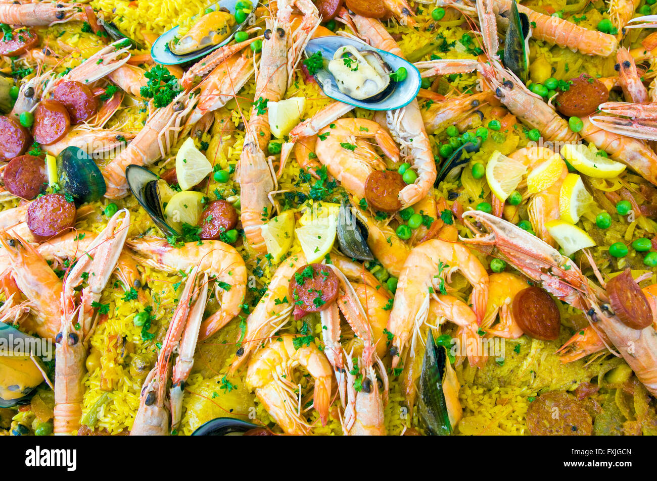 Meeresfrüchte-Paella auf dem Bauernmarkt in Sarlat-la-Canéda in Südwest-Frankreich Stockfoto
