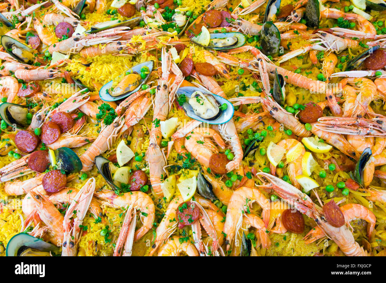 Meeresfrüchte-Paella auf dem Bauernmarkt in Sarlat-la-Canéda in Südwest-Frankreich Stockfoto