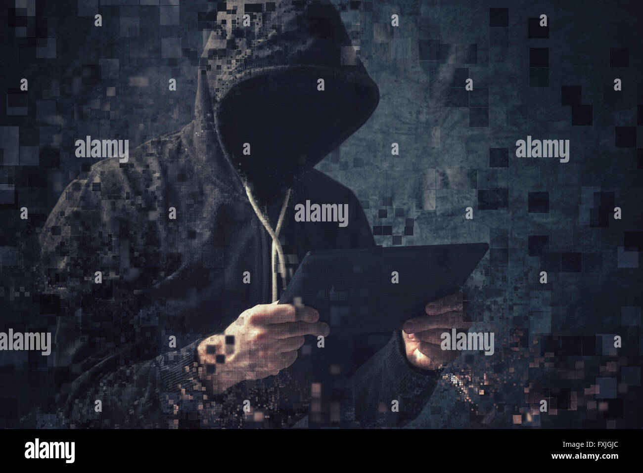 Pixelig unkenntlich gesichtslosen Kapuzen Cyber-Kriminellen Mann mit digital-Tablette auf Tiefe Internetseite zugreifen Stockfoto