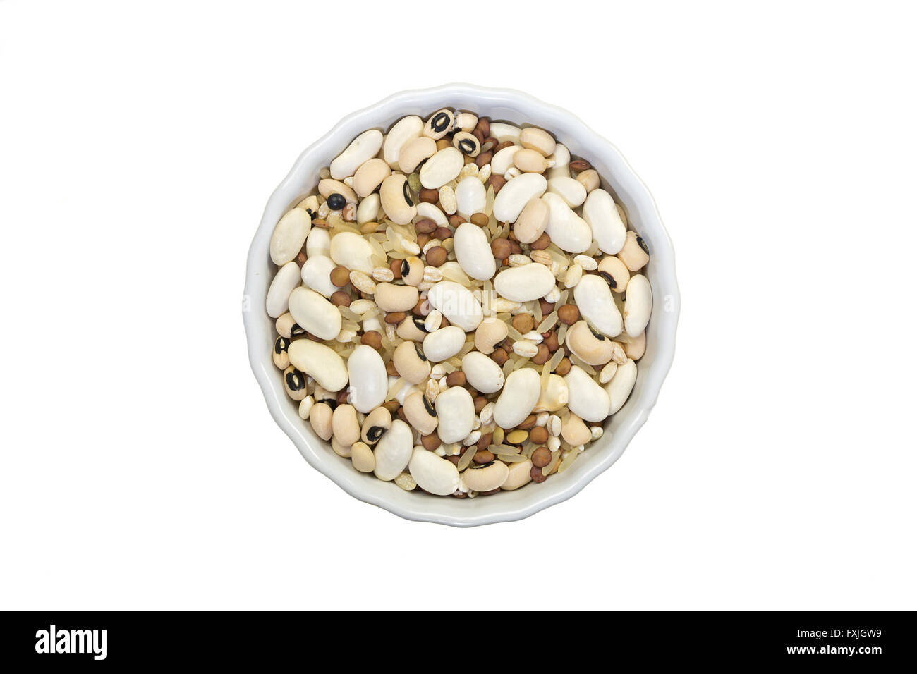 Gemischtes Gemüse mit Reis in einem Keramiktopf auf weißem Hintergrund Stockfoto