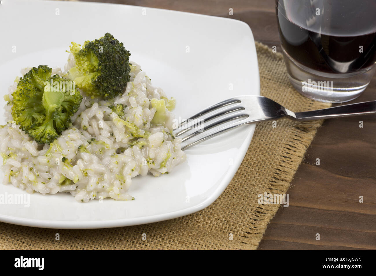 Risotto mit Brokkoli auf hölzernen Hintergrund Stockfoto