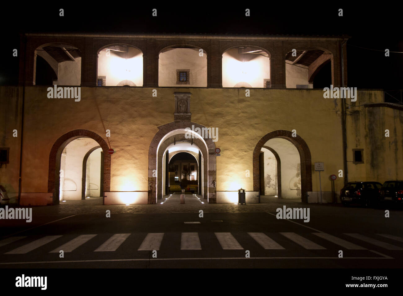 Nächtlichen Blick auf das Tor zu der alten Stadt Lucca in Italien - Marienkirche-Tor. Stockfoto