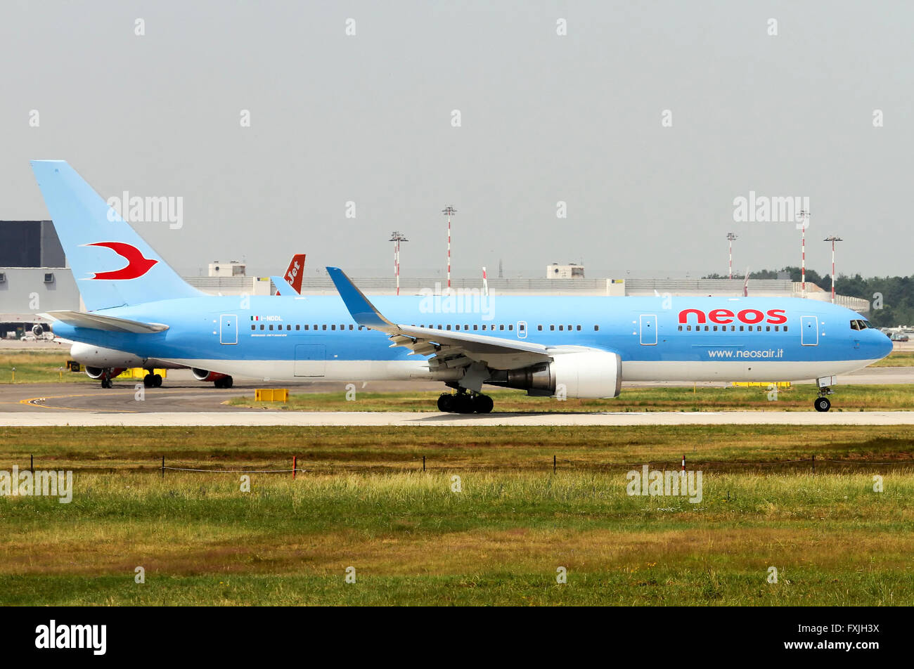 NDDL Neos Boeing 767-324(ER)(WL) in Mailand - Malpensa (MXP / LIMC) Stockfoto