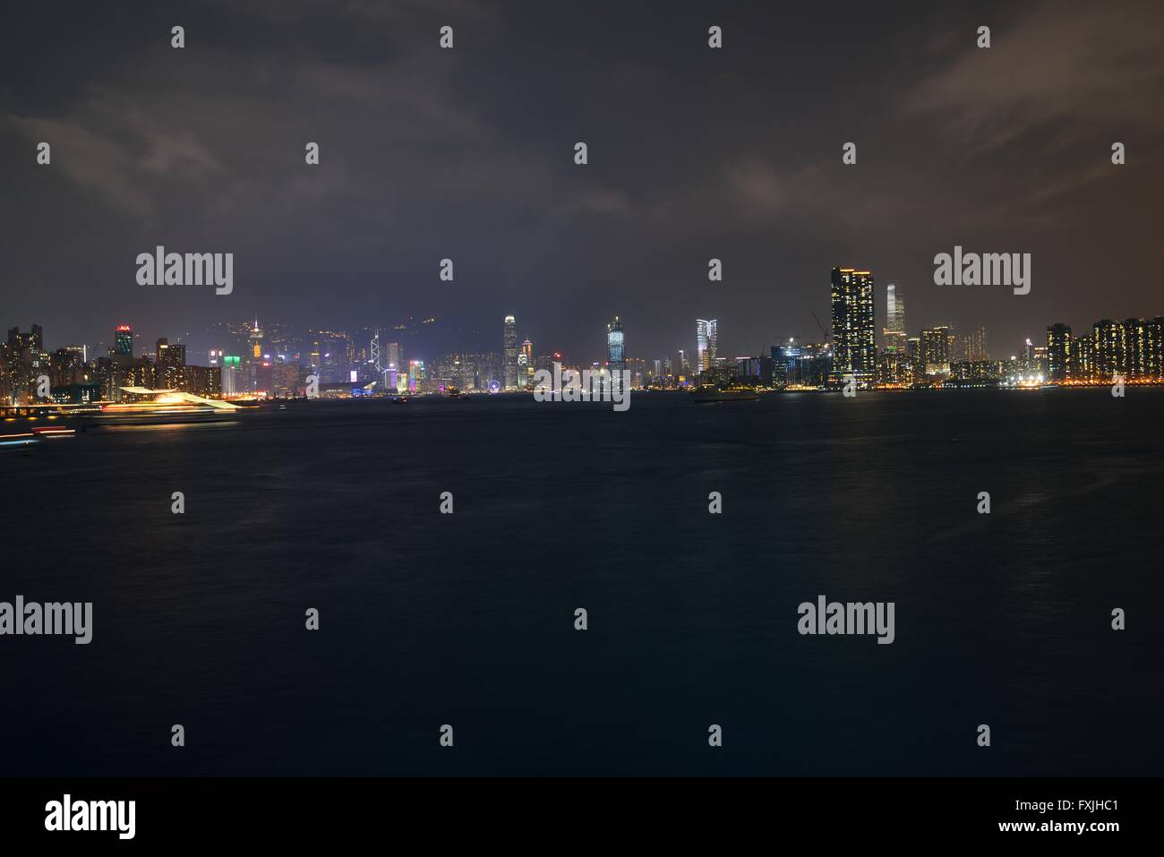 Weitwinkel-Blick auf Hafen von Hongkong bei Nacht Stockfoto
