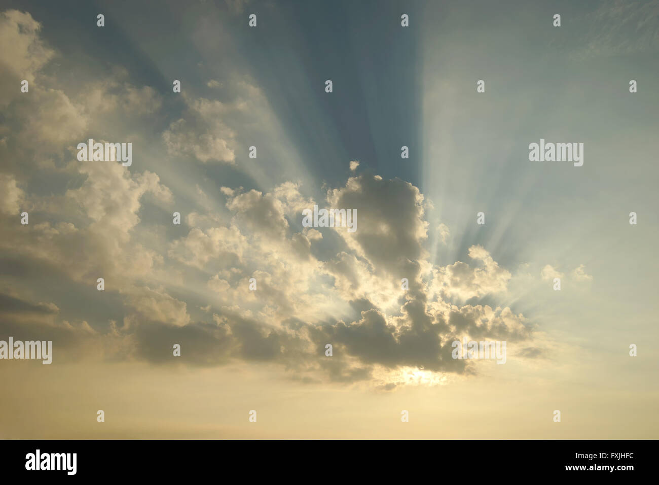 schöne Sonnenstrahl auf blauen Himmel als Hintergrund der Natur Stockfoto
