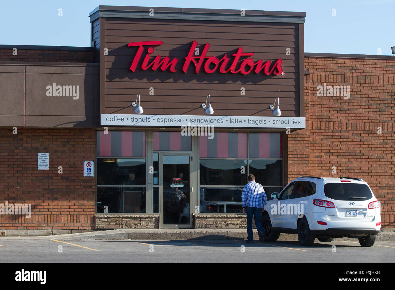 Tim Hortons Restaurant in Napanee, Ontario, am 16. April 2016. Stockfoto