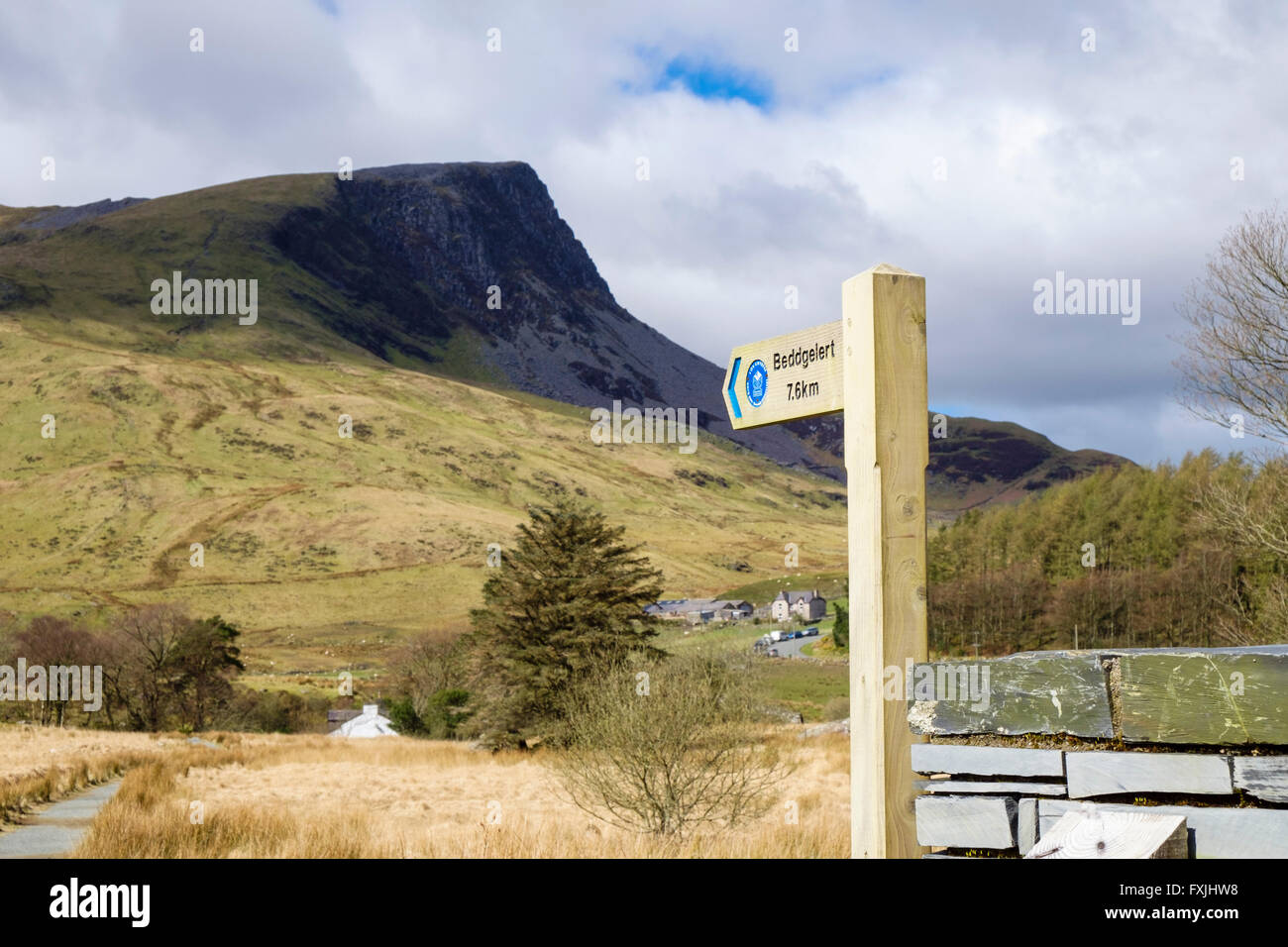 Wegweiser zu Beginn des Lôn Gwyrfai Radweg, Wanderweg und Maultierweg aus Rhyd Ddu zum Beddgelert Snowdonia National Park. Wales UK Stockfoto