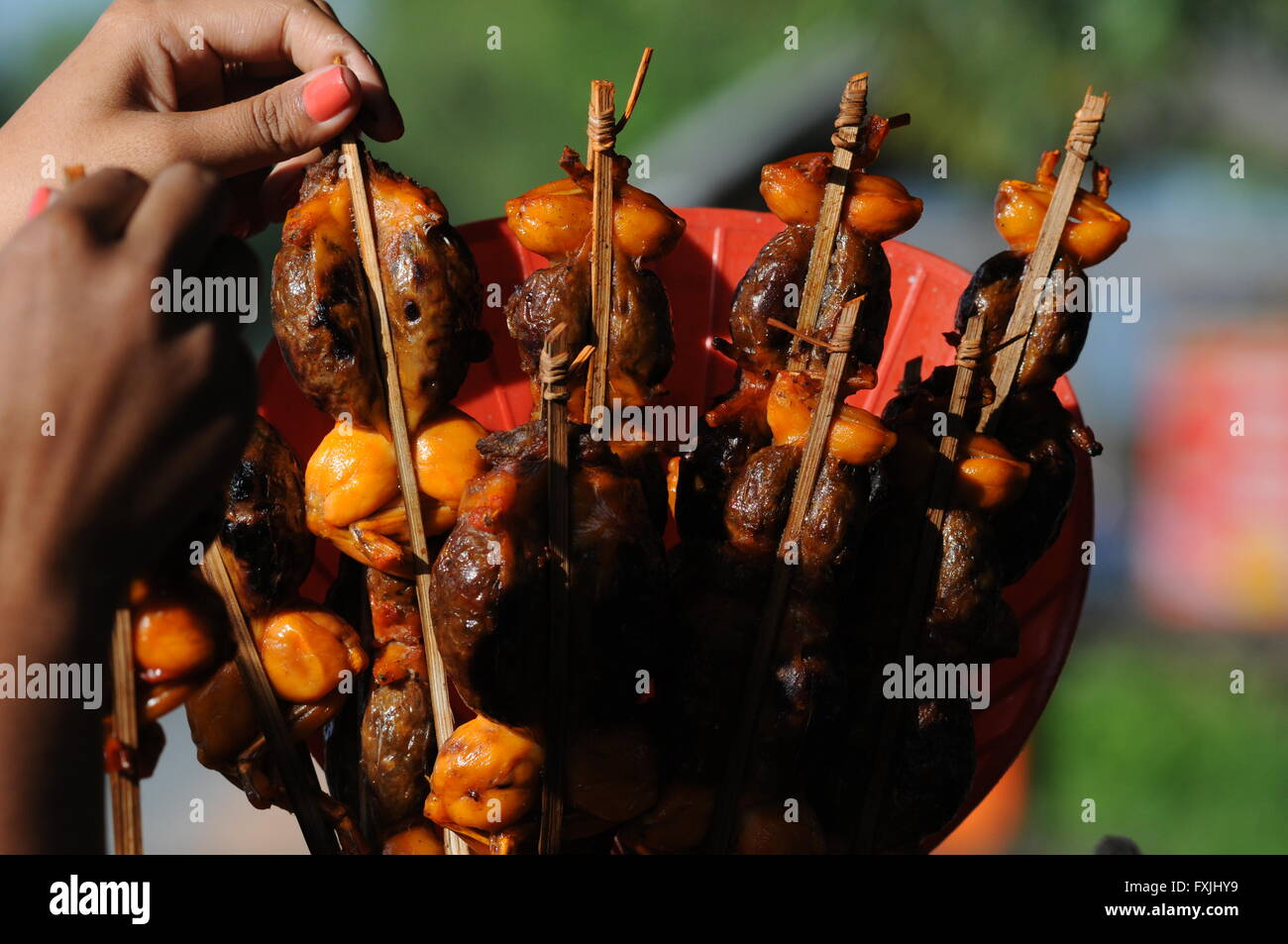 Spieße, sonnenbeleuchtete Grillgerichte oder gegrillte Frösche auf einem Stock, die am National Highway 2 in der Nähe von Tonle Bati, Takeo Province, Kambodscha verkauft werden. Kredit: Kraig lieb Stockfoto