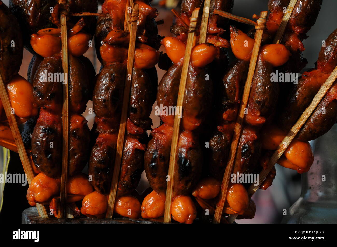 Sonnenbeleuchtete Grillfrösche auf einem Stock, Spieße, zum Verkauf am National Highway 2, nahe Tonle Bati, Takeo Province, Kambodscha. Kredit: Kraig lieb Stockfoto