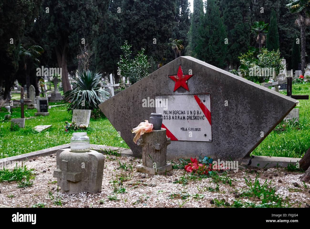 Pula, Istrien, Kroatien. Soldatenfriedhof der Navy (Marine K.u.k. Friedhof). Inmitten eines großen Parks, der Ex K.u.k.-Friedhof wurde im Jahre 1862 gegründet. Heute ist der Friedhof umfasst eine Fläche von über 22.000 m2, würde es über 150.000 Menschen begraben werden. In hier sind begraben 12 Admirale der österreichisch-ungarischen Monarchie und ein türkischer Admiral über 300 italienische und deutsche Soldaten, die Opfer des Untergangs des Passagiers Baron Gautsch und Besatzungen der Kriegsschiffe Szent Istvan und Viribus Unitis. Stammen Sie die letzten Gräber aus der jugoslawischen sozialistischen Periode. Stockfoto