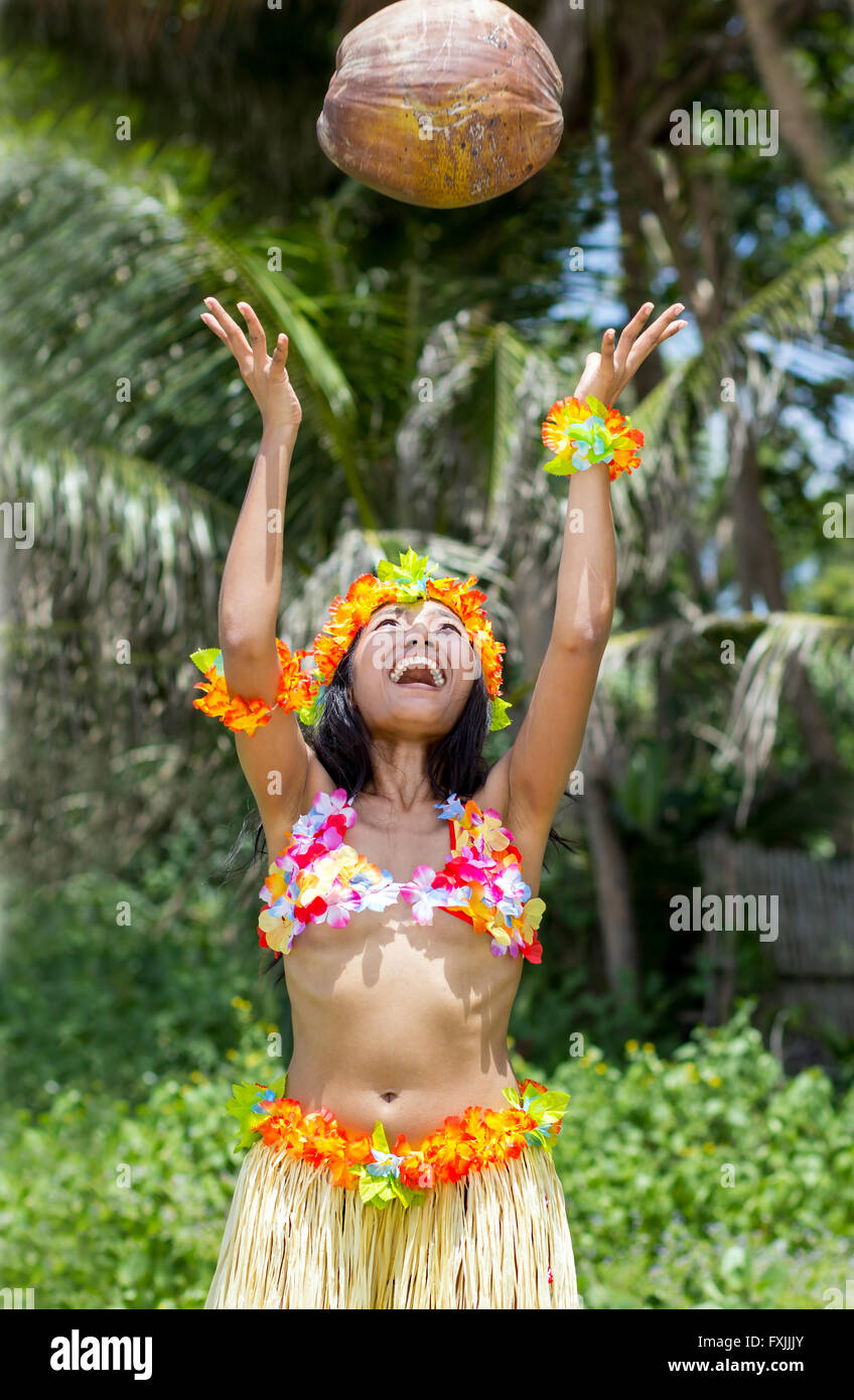 Hawaii Hula-Tänzerin werfen mit Kokosnuss Stockfoto