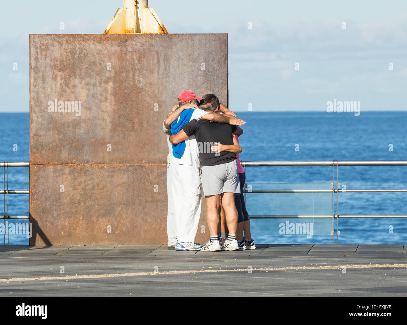 Reife Männer umarmen, mit Blick auf Meer Stockfoto