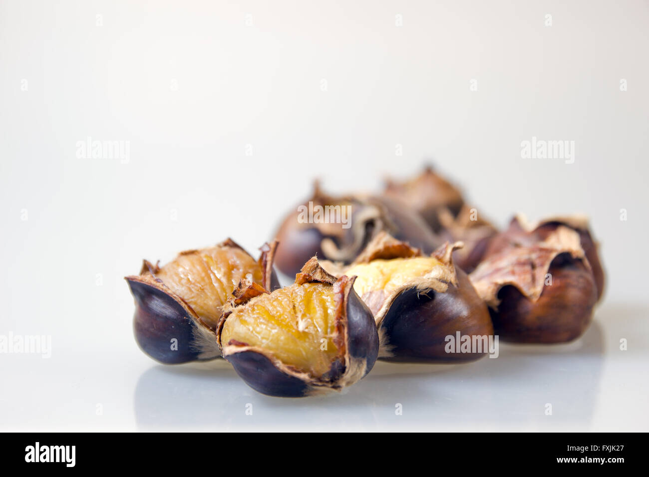 Gebratene Kastanien in der Weihnachtszeit Stockfoto