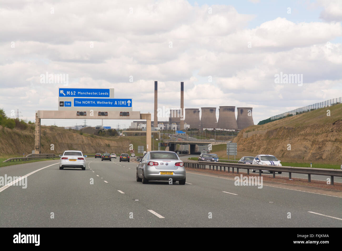 Verkehr auf der a1 (m) Autobahn vorbei an der kürzlich geschlossenen Ferrybridge C Power station Stockfoto