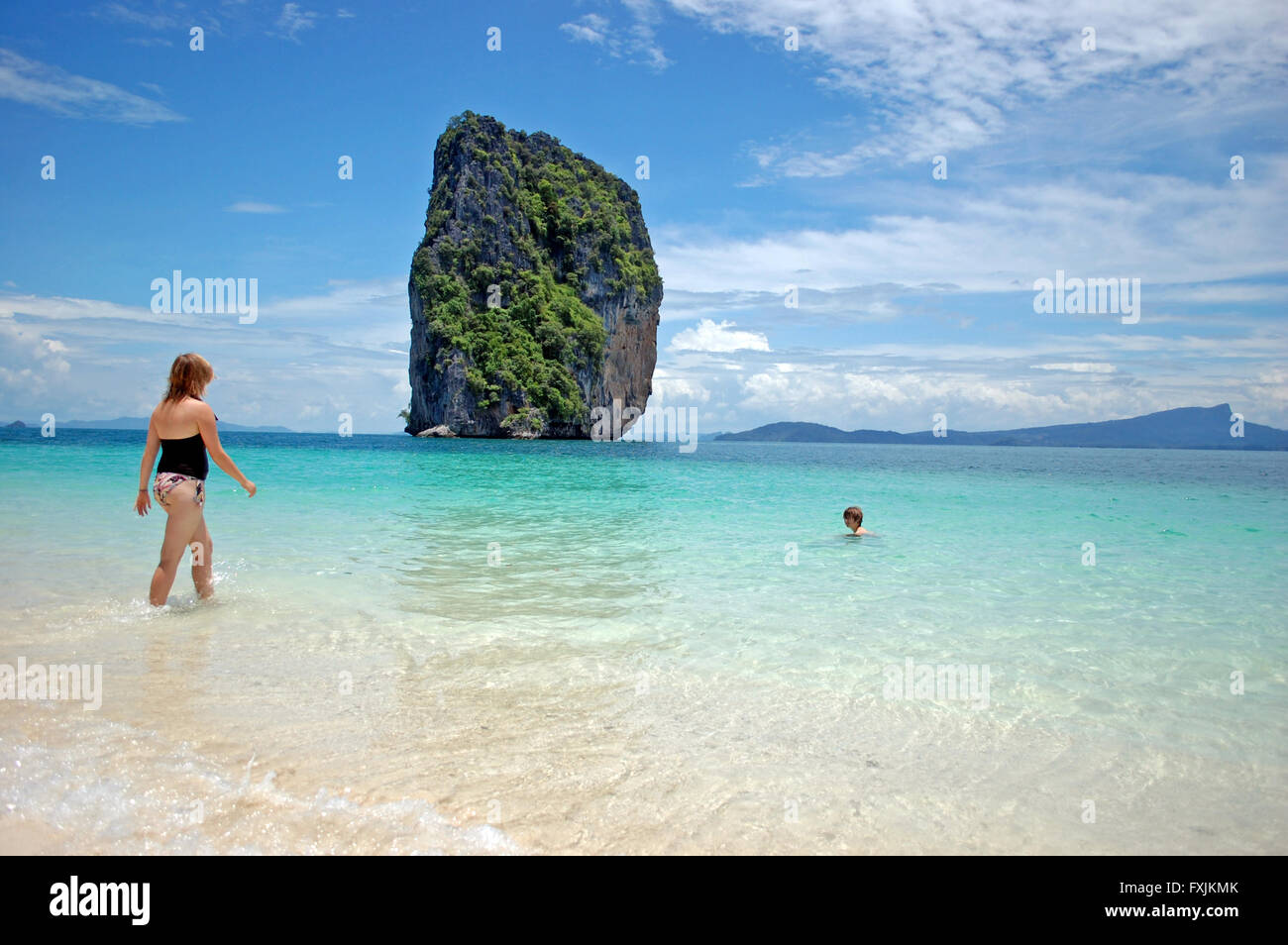 Atemberaubenden klaren Wasser Schoß das Ufer in diesem thailändischen Insel parardise Stockfoto