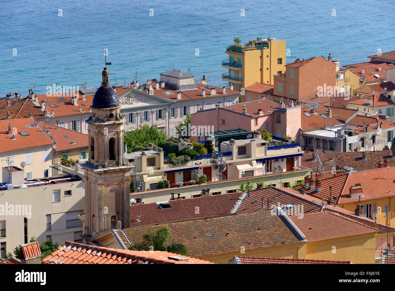 Dächer und barocke Basilika von Saint Michel Archange bei Menton in Frankreich, Region Provence, Departement Alpes-Maritimes Stockfoto