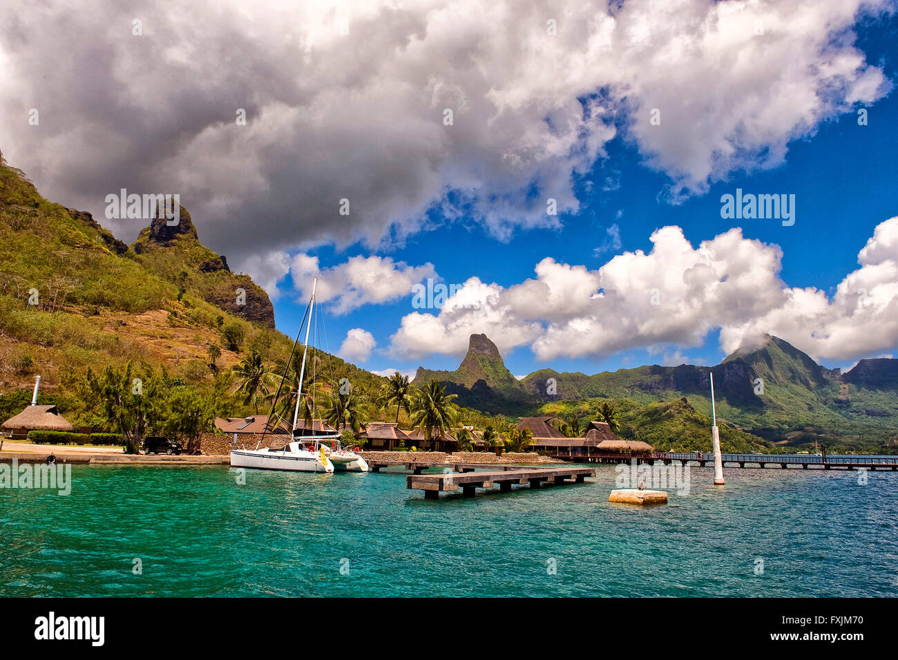 Moorea, Französisch-Polynesien. Eine Postkarte-Ecke von Moorea, die polynesische Insel mit grünen Bergen und blauem Himmel. Stockfoto