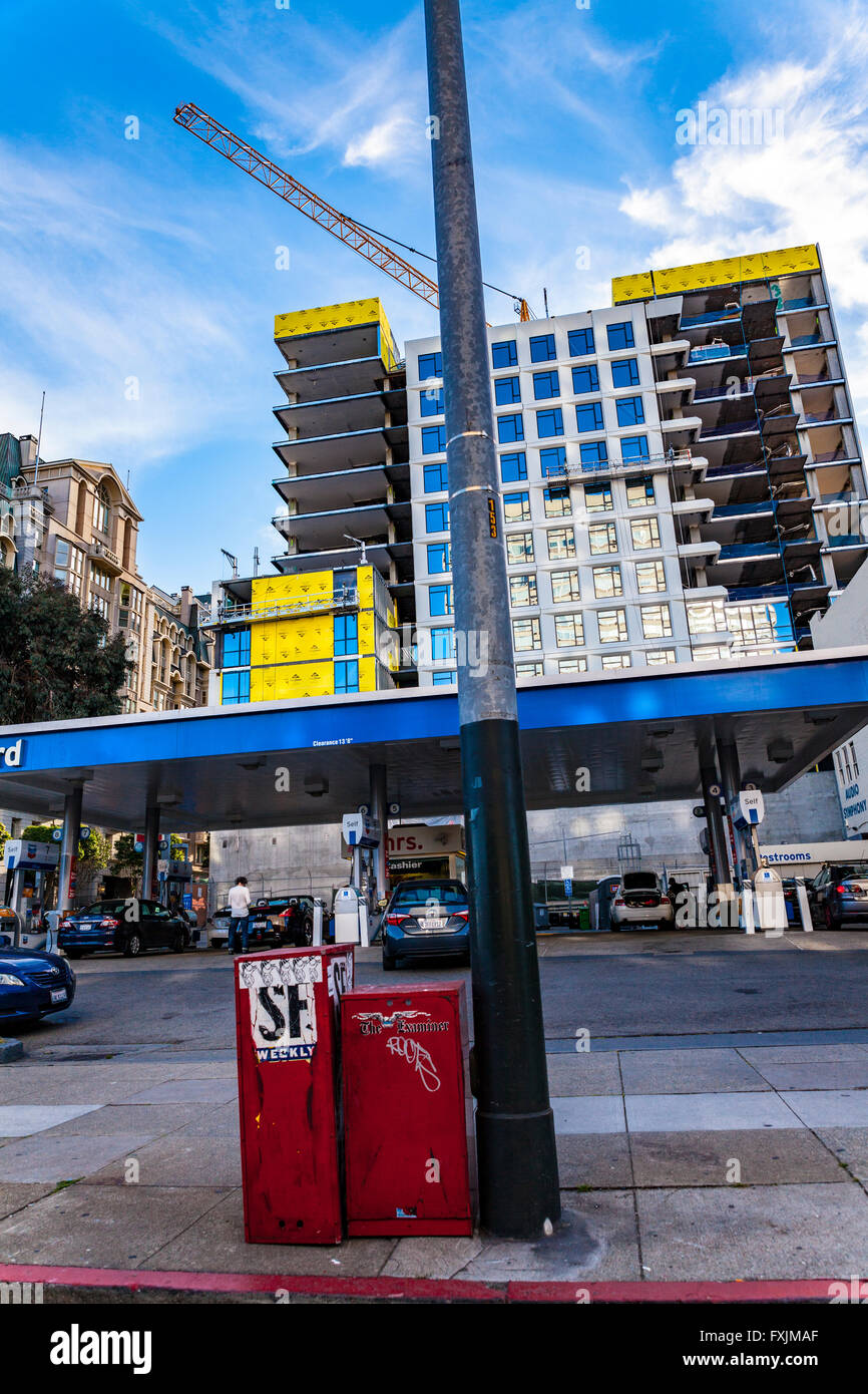 Eine Standard-Tankstelle an der Van Ness Avenue in San Francisco Kalifornien mit neuen Bau direkt hinter Stockfoto