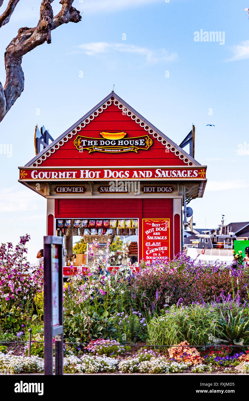 Pier 39, Fisherman Wharf Gegend von San Francisco mit vielen Touristen an einem warmen sonnigen Samstag Nachmittag im April 2016 Stockfoto