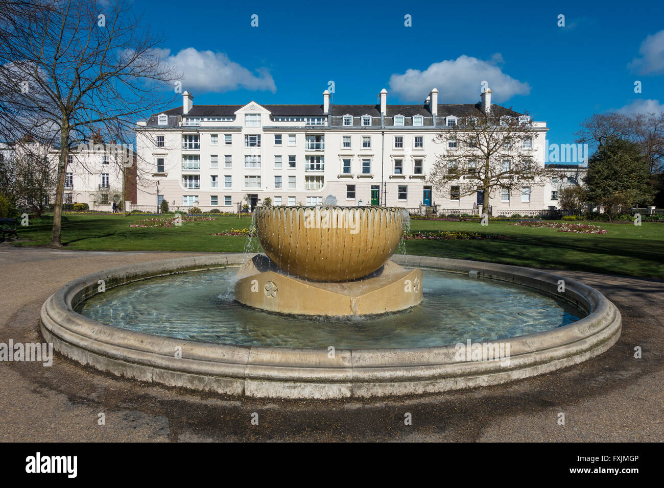 Kunstvolle Brunnen und Luxus Wohnungen Wohnungen Dane John Park Garten Canterbury Kent England UK Stockfoto