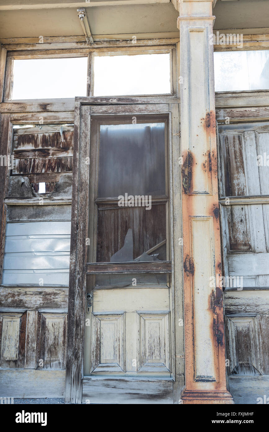 Detail eines verlassenen, bestiegen, Gebäude in der Innenstadt von Eureka, Nevada. Stockfoto