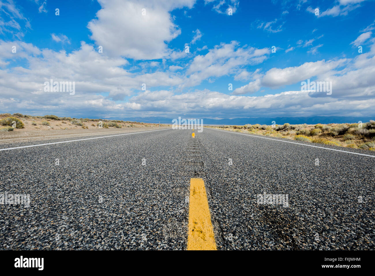 Auf der Suche nach unten das gelbe Mittellinie auf dem Highway 50, die einsamste Straße in Amerika, in Nevada. Stockfoto