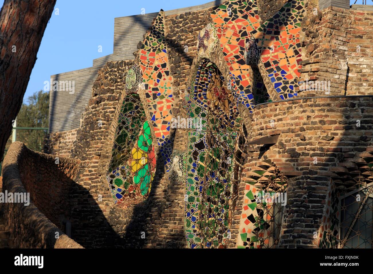 Die markante Fassade der Colonia Güell in Barcelona, Spanien Stockfoto
