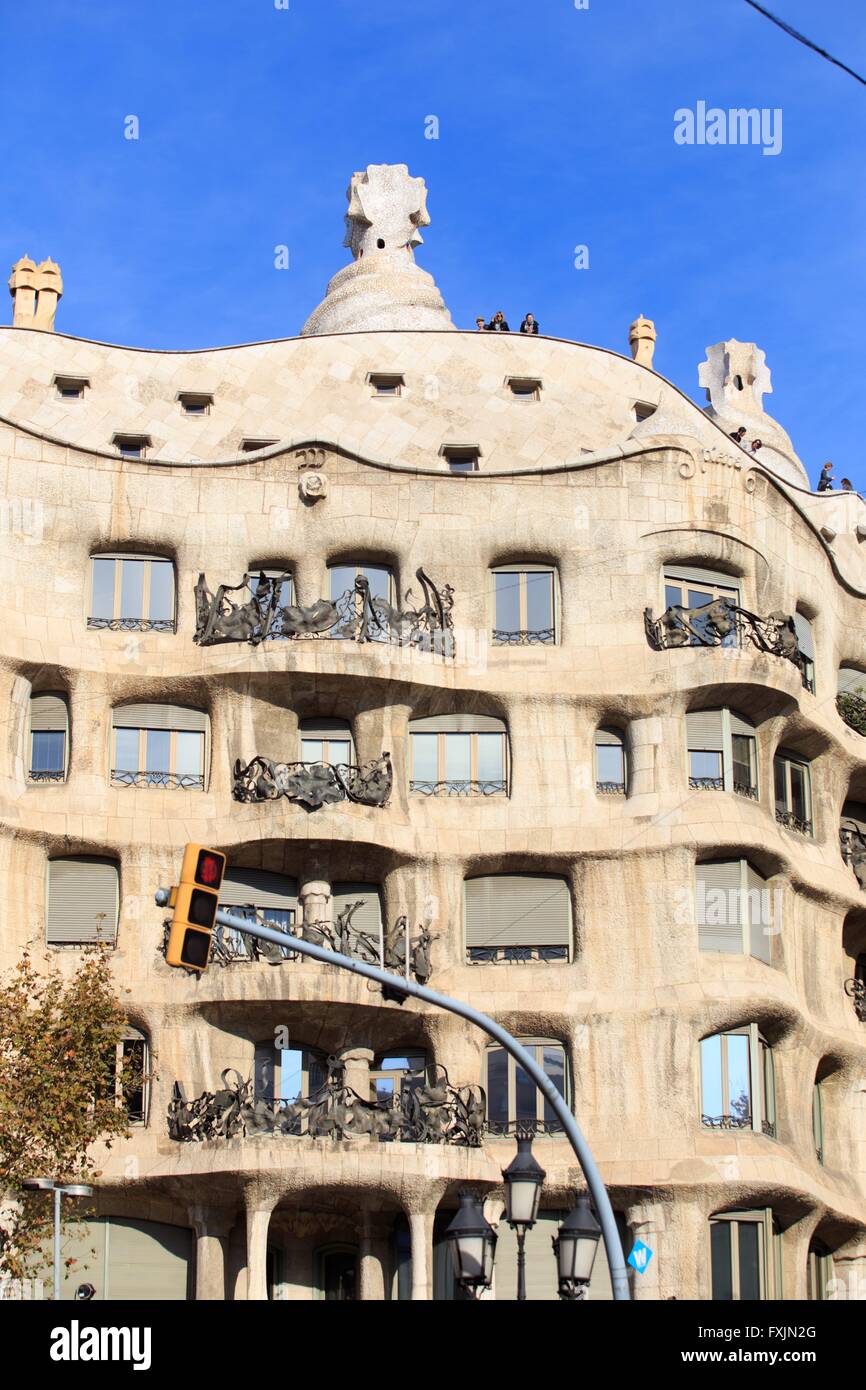 Ungewöhnliche Schornsteine und wellenförmigen Linien der Casa Mila, Barcelona, Spanien Stockfoto