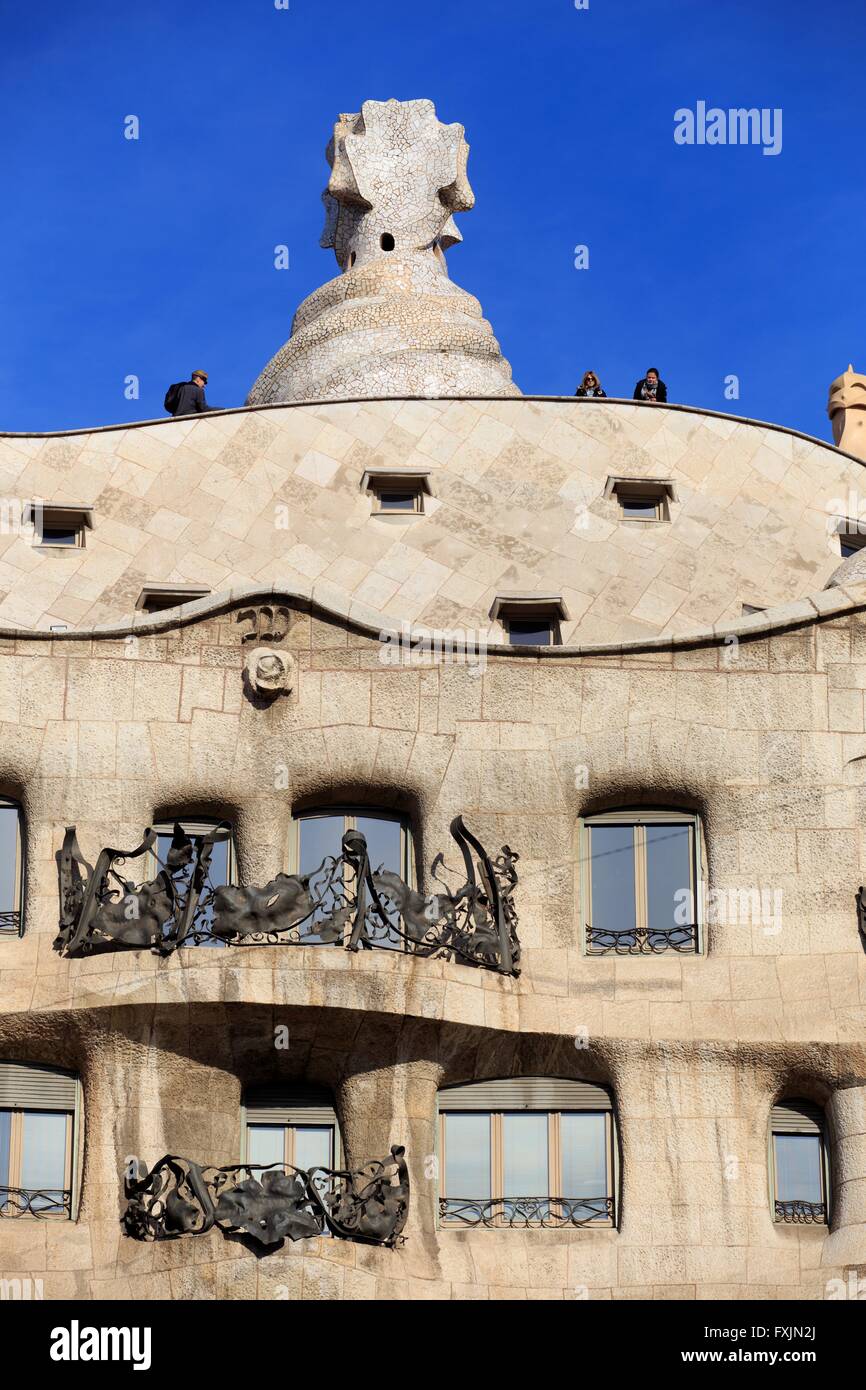 Ungewöhnliche Schornsteine und wellenförmigen Linien der Casa Mila, Barcelona, Spanien Stockfoto