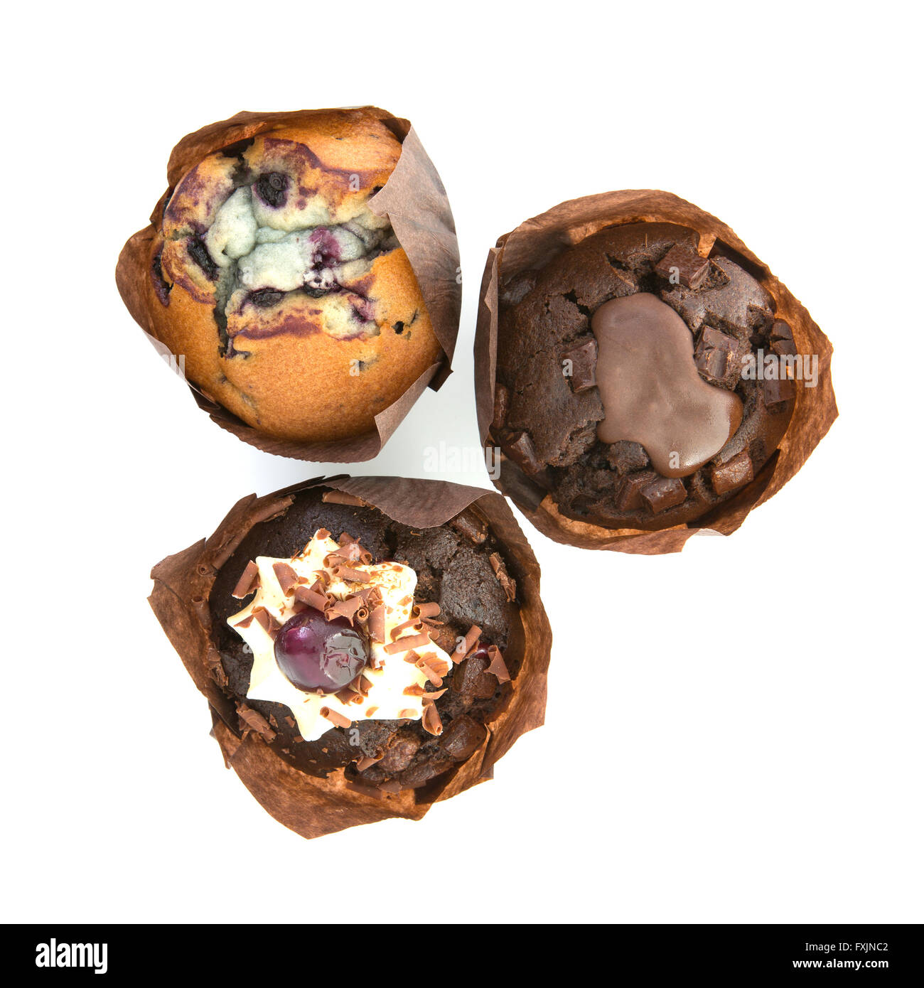 Drei Schokoladen-Muffins auf einem weißen Hintergrund Stockfoto