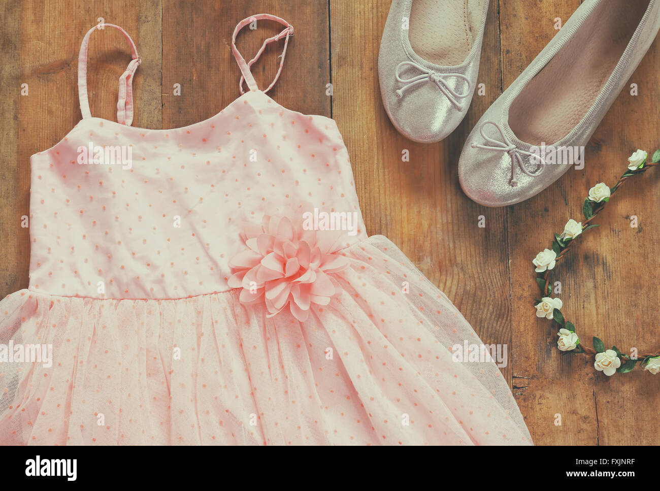 Vintage chiffon-Mädchen Kleid, Blumen Diadem neben Ballettschuhe auf hölzernen Hintergrund. Vintage gefiltertes Bild Stockfoto