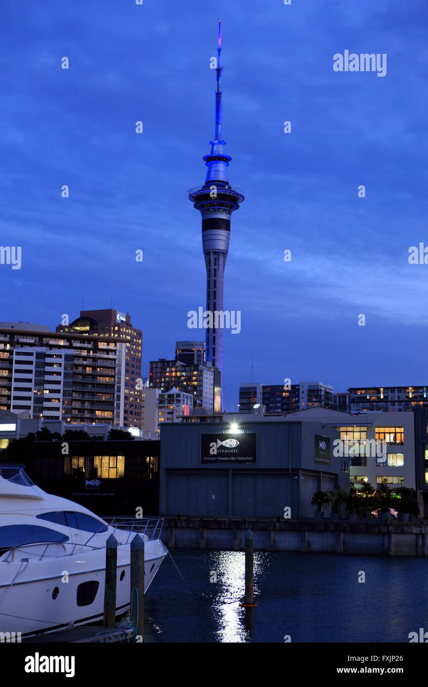 Blick über TheWaitemata Hafen und der Sky Tower vom Wynyard Quarter of Auckland, Neuseeland. Stockfoto