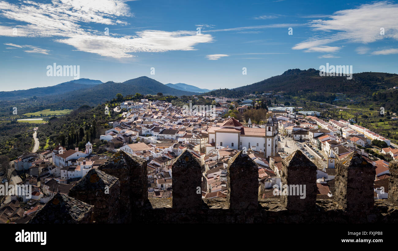 Stadtbild von Castelo de Vide, Portugal, genommen von der Spitze des Schlosses. Stockfoto