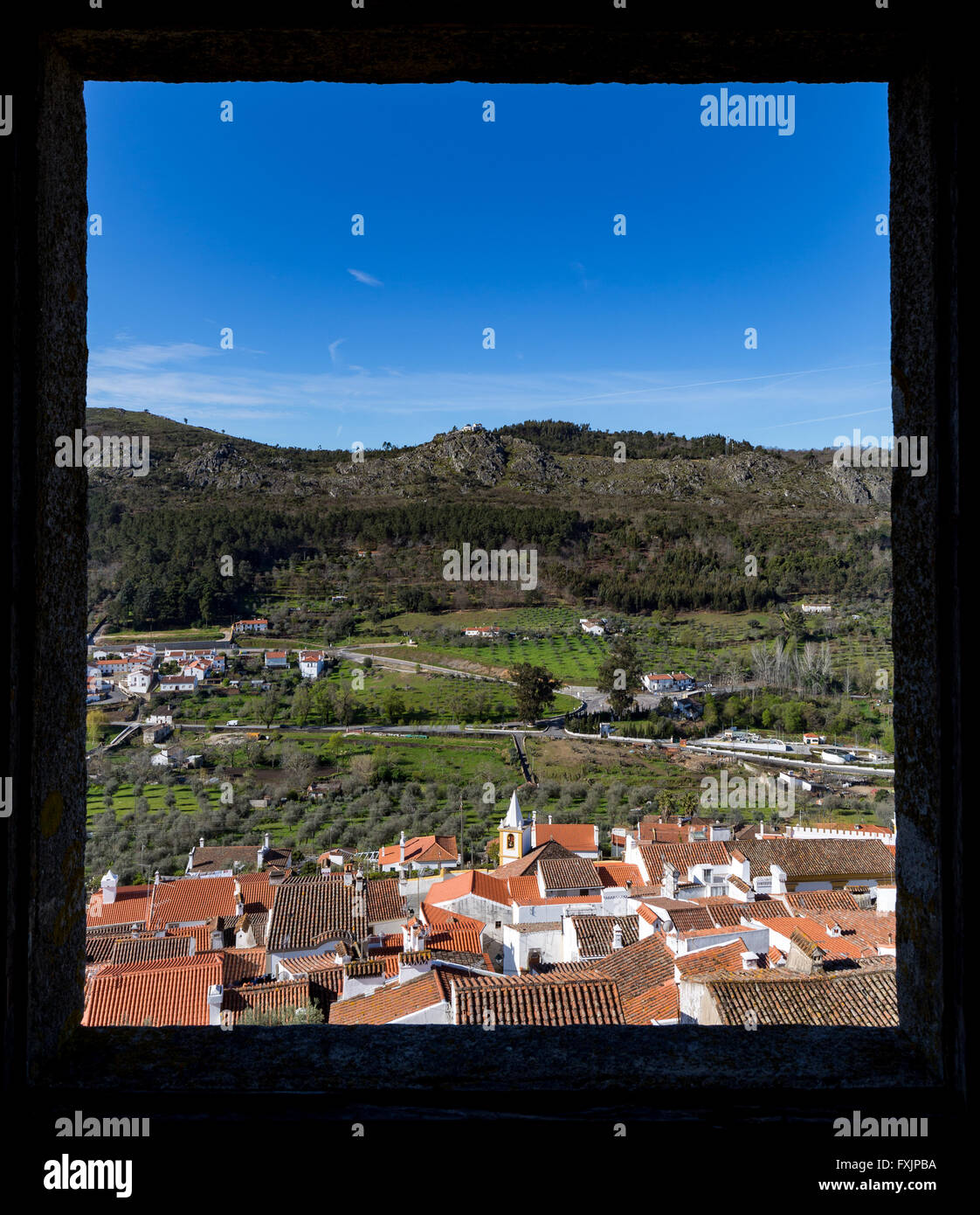 Gerahmte Fenster mit Blick auf Castelo de Vide, Portugal. Stockfoto