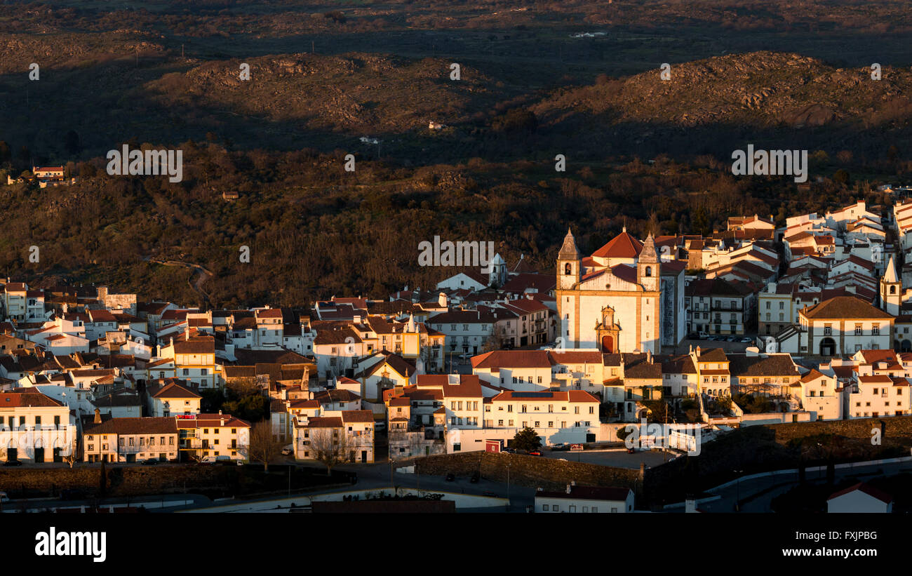 Sonnenuntergang am Castelo de Vide, Alentejo, Portugal. Auf der rechten Seite sehen Sie die Kirche "Santa Maria da Devesa" Stockfoto