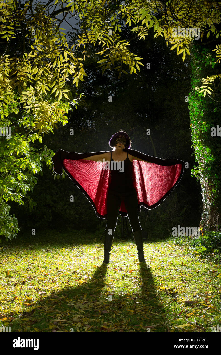 junges Mädchen, gekleidet wie ein Superheld caped Kreuzfahrer in der Nacht Stockfoto