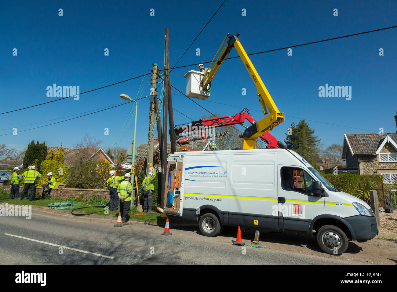 Ingenieure arbeiten an Strom liefern Pol Stockfoto
