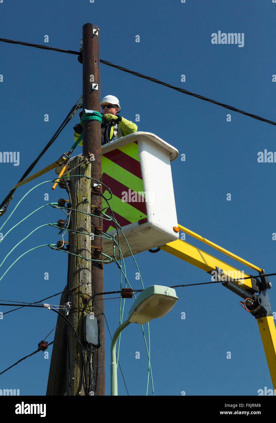 männliche Ingenieur auf Elektrizität Versorgungsmaterial Pol Stockfoto