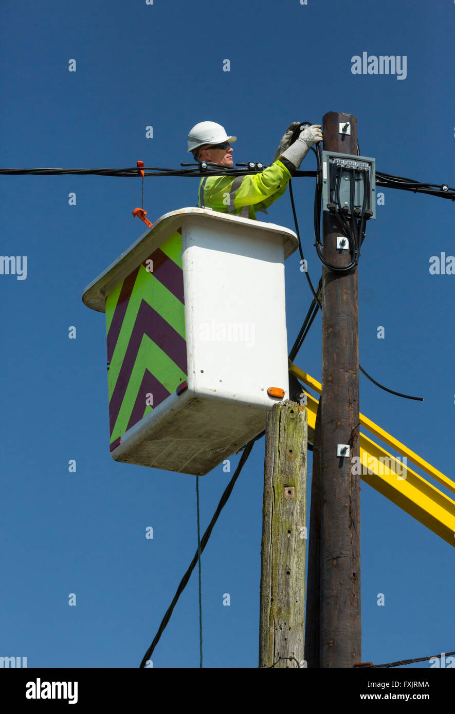 männliche Ingenieur auf Elektrizität Versorgungsmaterial Pol Stockfoto