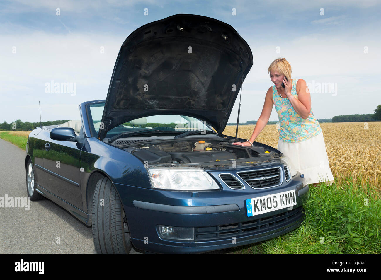 Frau mit aufgeschlüsselt Auto Stockfoto