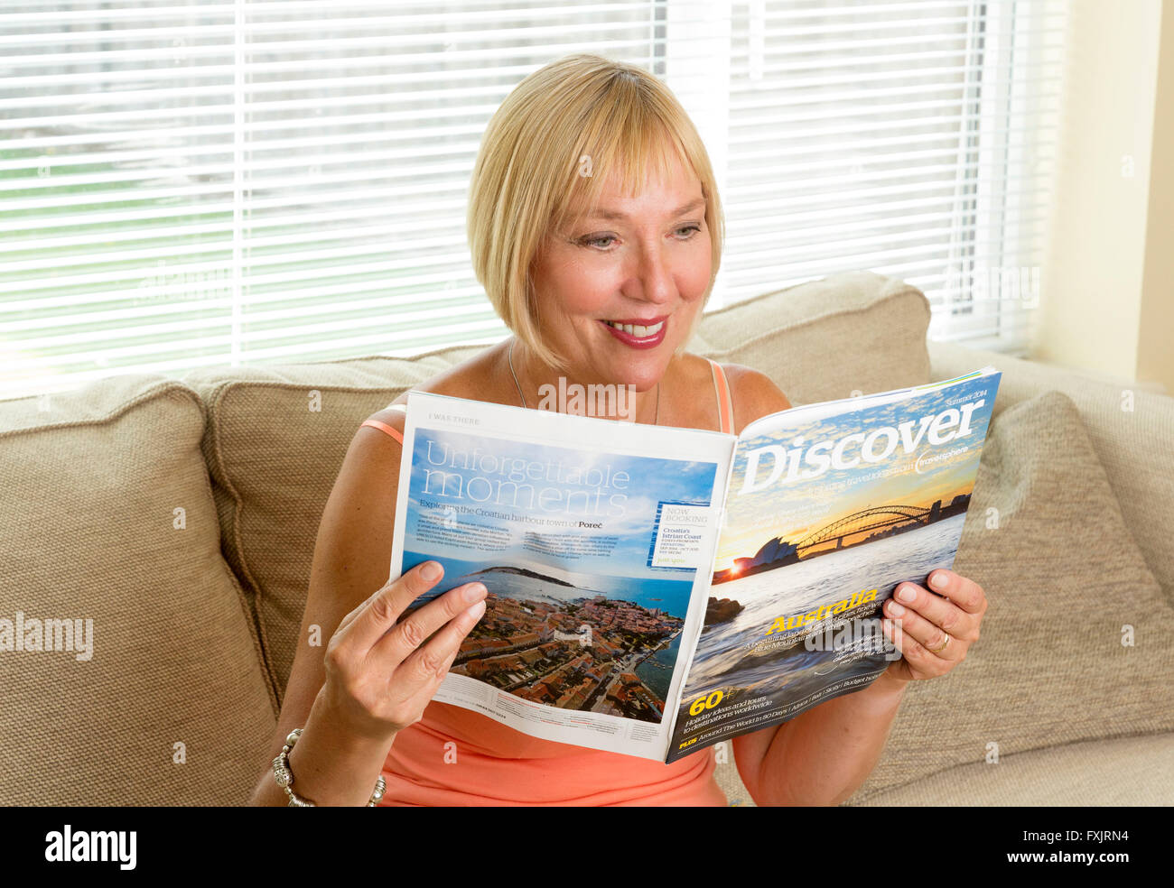 Frau liest ein Reisemagazin Reiseführer Stockfoto
