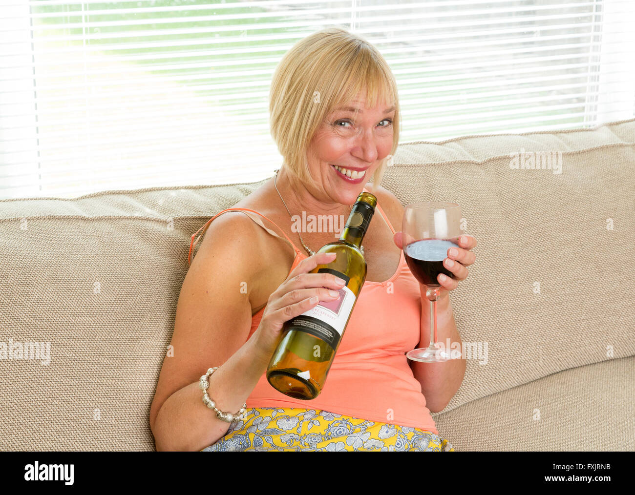 betrunken Frau trinkt Wein Stockfoto