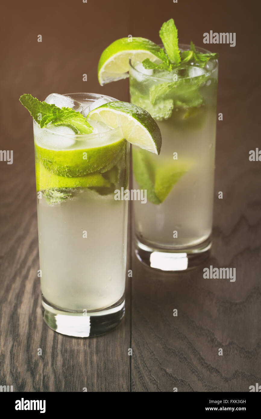 hausgemachtes Mojito cocktail auf Holztisch Stockfoto