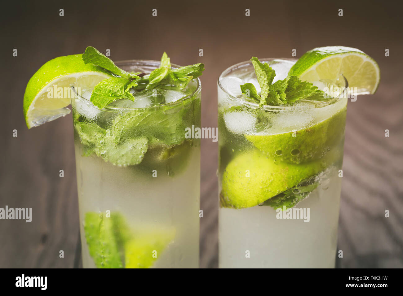 hausgemachtes Mojito cocktail auf Holztisch Stockfoto