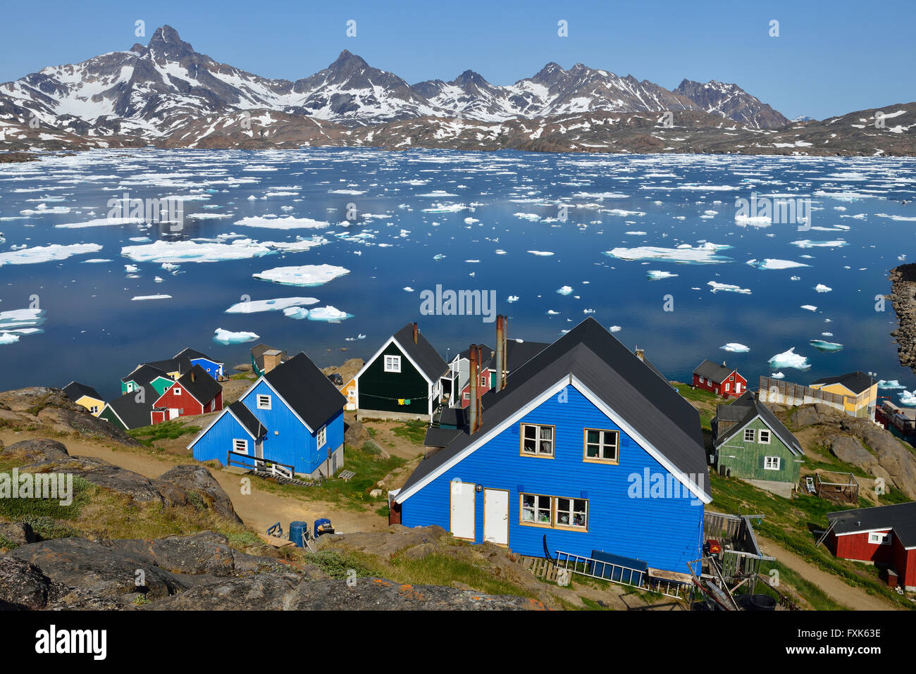 Blick über Tasiilaq und Kong Oscars Havn, Grönland, Insel Ammassalik, Grönland Kalaallit, Ostgrönland Stockfoto