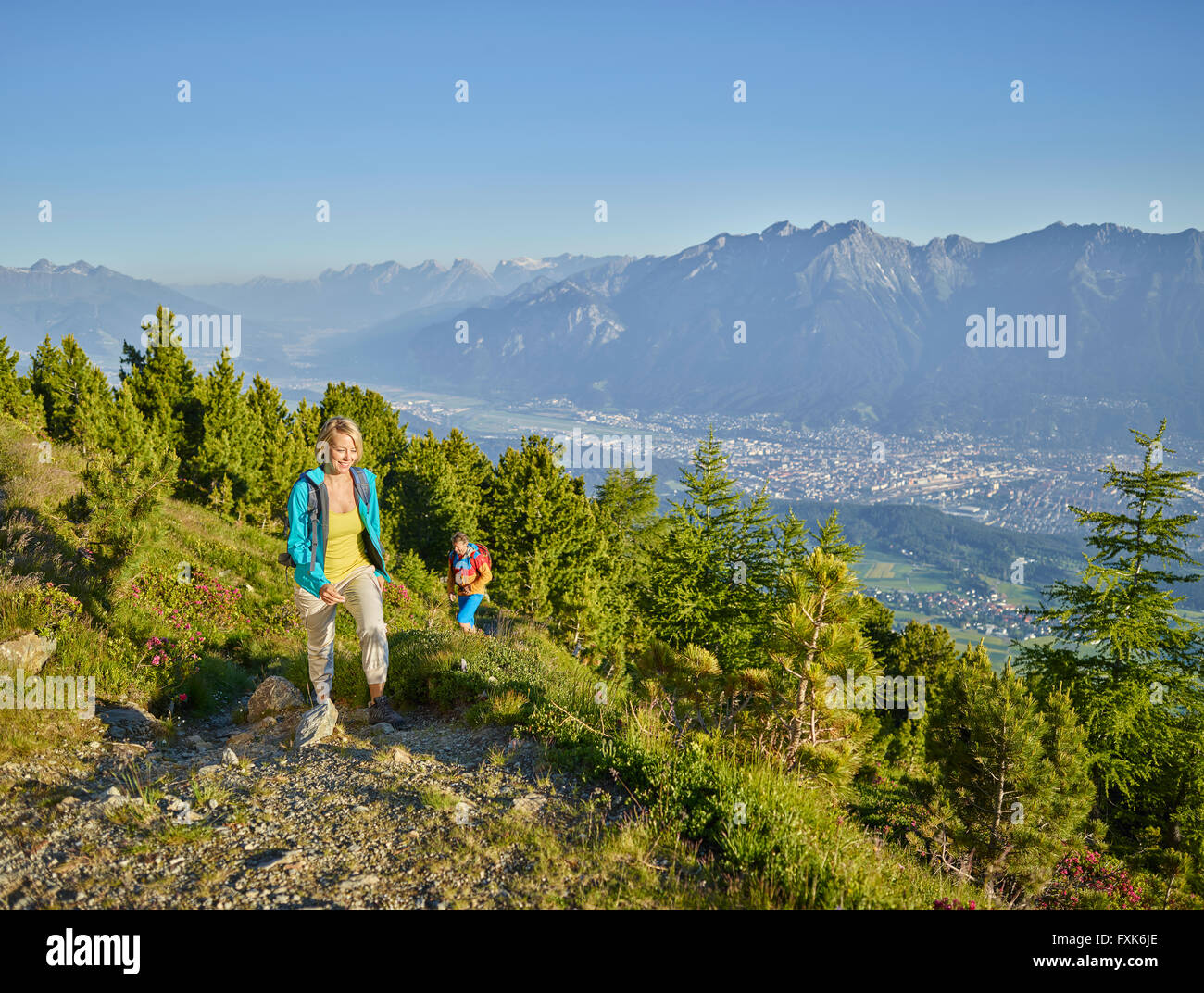 35-40 Jahre und Mann 40-45 Jahre wandern, Zirbenweg, Patscherkofel, Innsbruck, Tirol, Österreich Stockfoto
