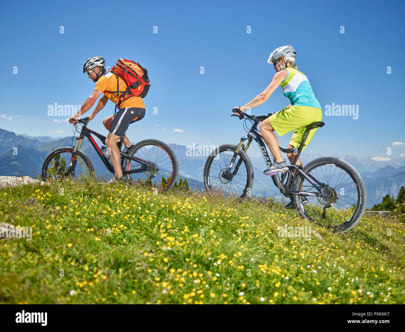 Mann, 40-45 Jahre und Frau 35-40 Jahre mit Helmen Zyklus mit ihren Mountainbikes, Zirbenweg, Patscherkofel, Innsbruck, Tirol Stockfoto